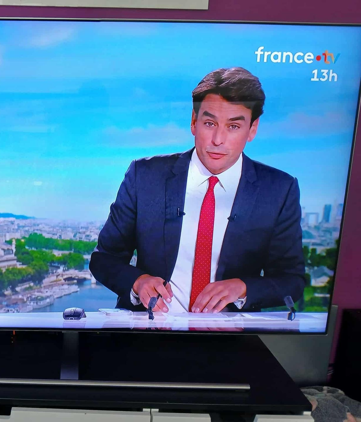 Présentateur télé à l'écran