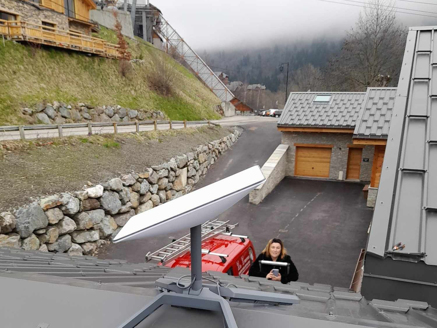 Parabole carrée sur un toit avec la montagne en arrière-plan