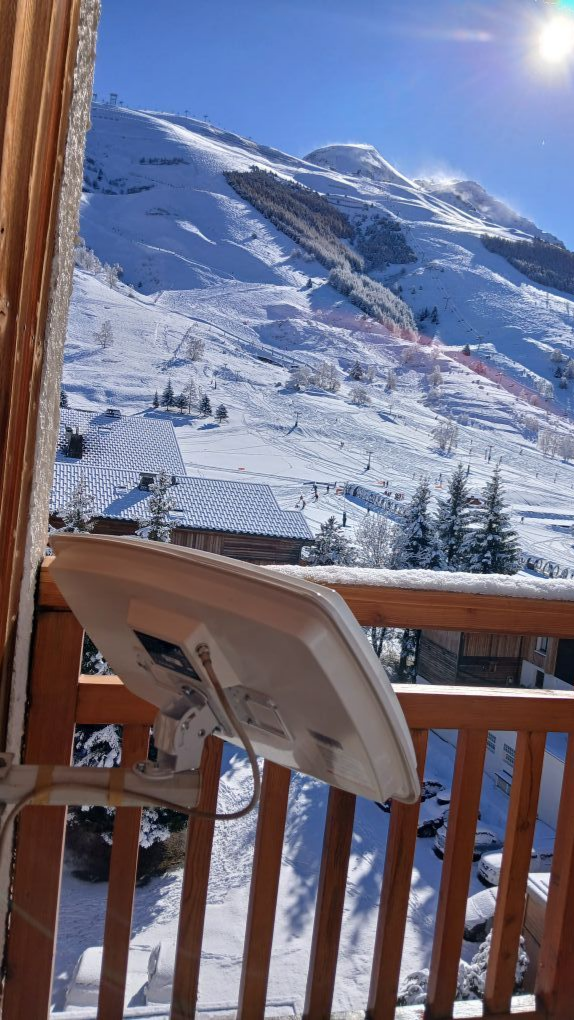 Antenne TV sur un balcon et montagne en arrière plan