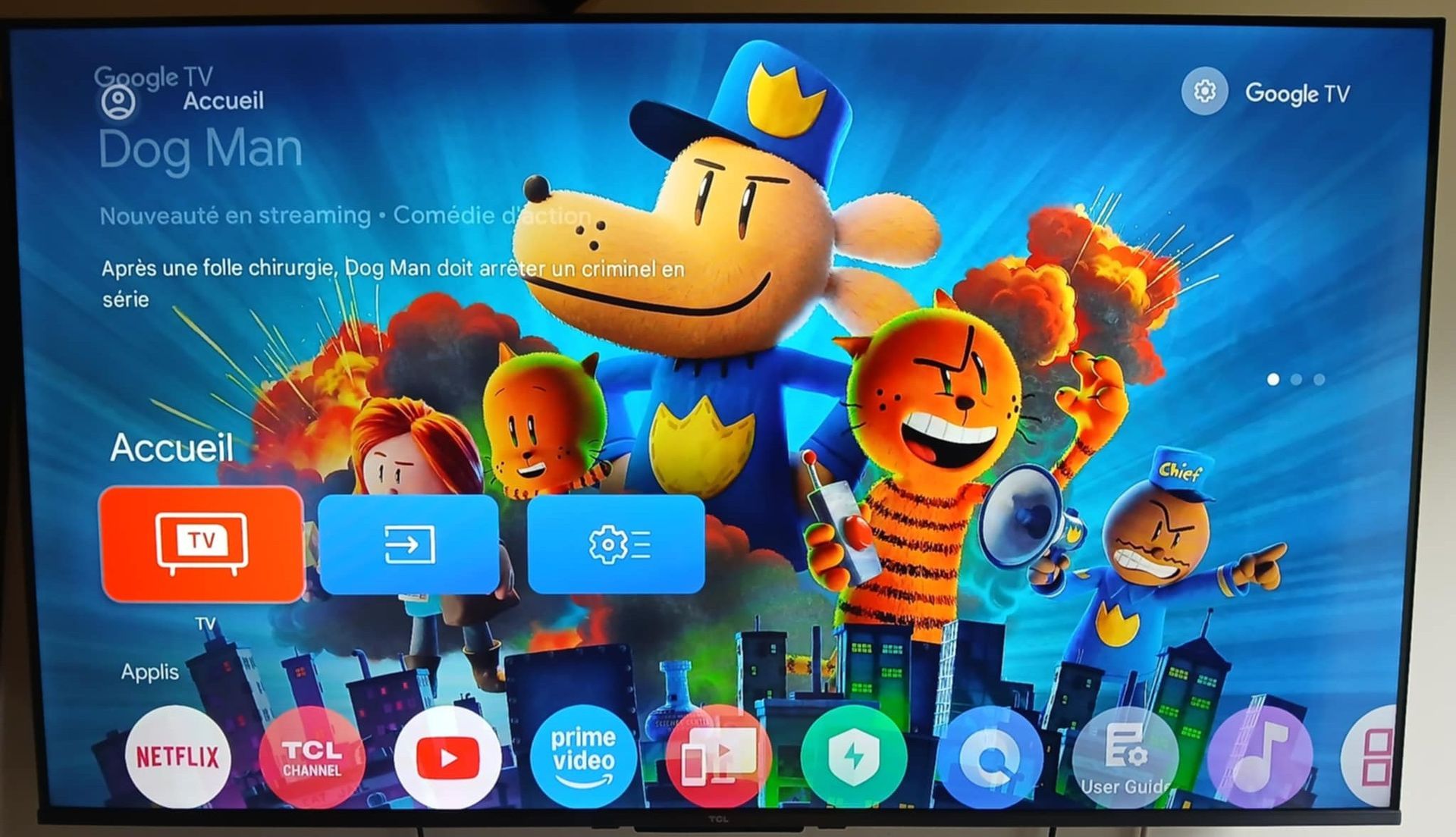 Télévision qui diffuse une émission