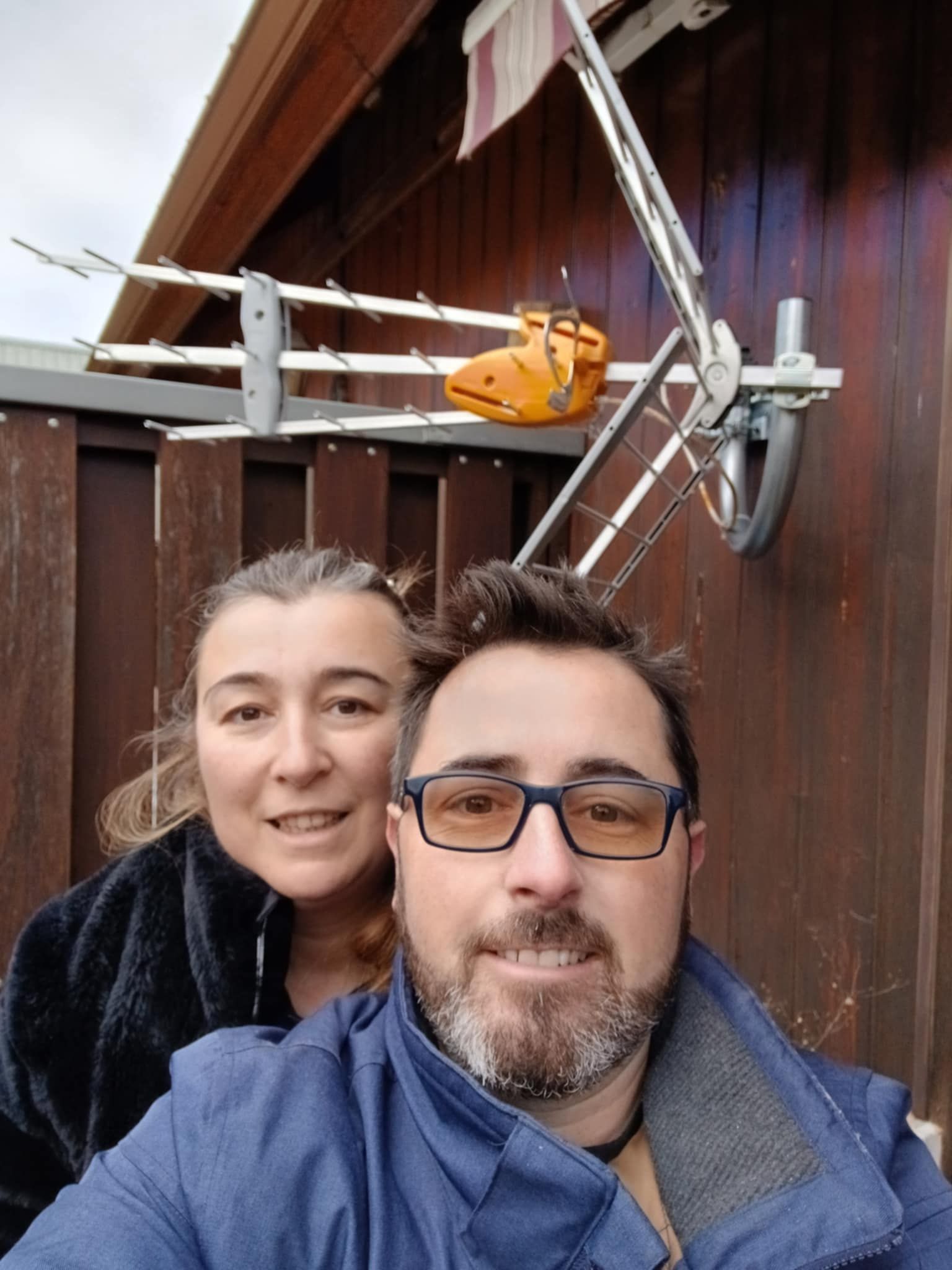 Couple devant une antenne