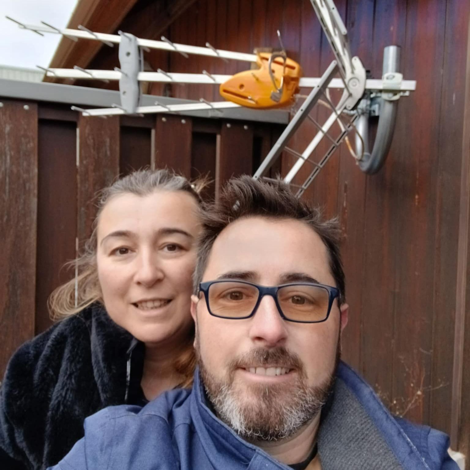 Équipe d'antennistes devant une antenne râteau