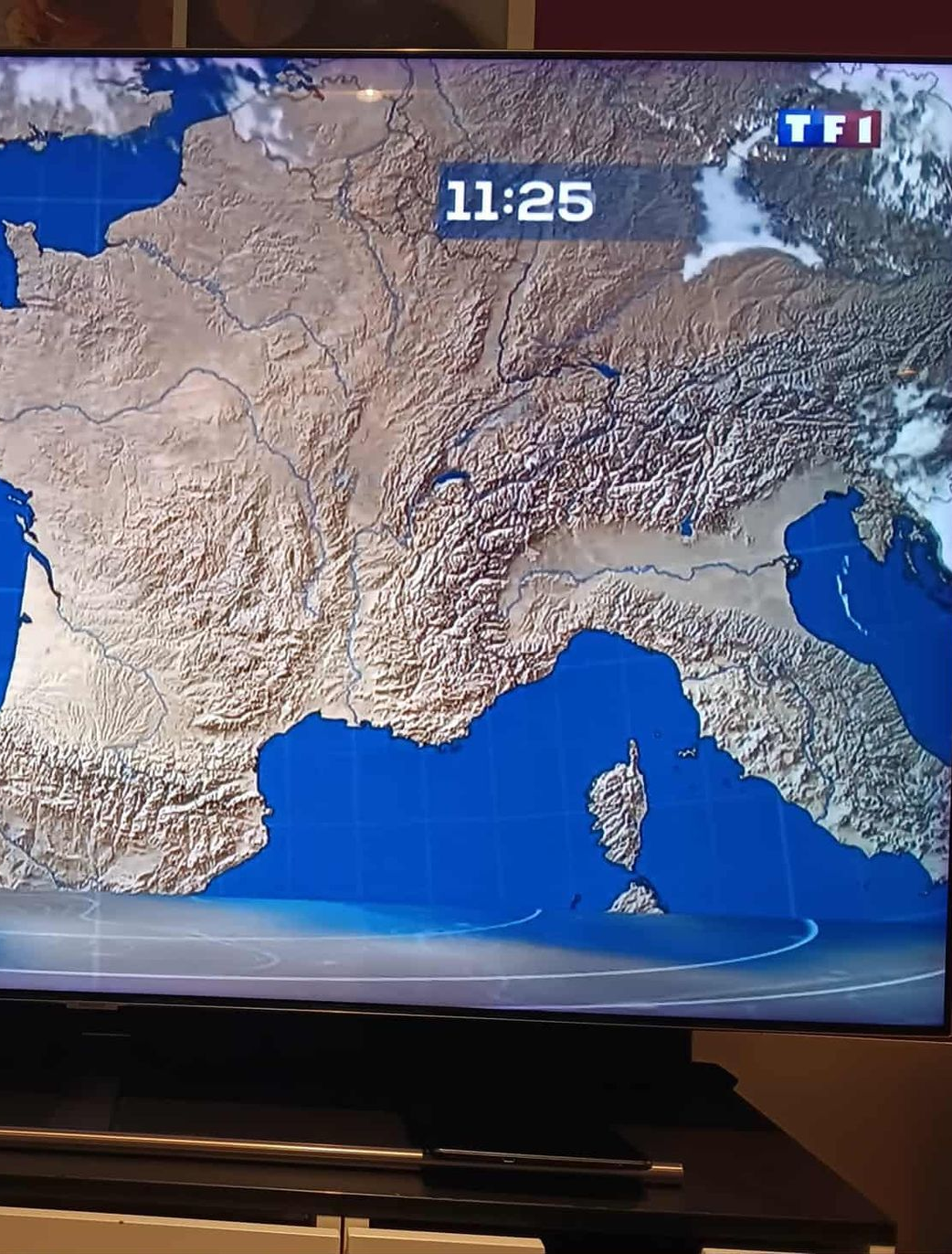 Téléviseur avec météo affichée à l'écran