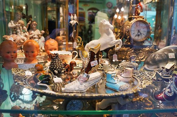 Babioles en tous genres, entreposées en vitrine