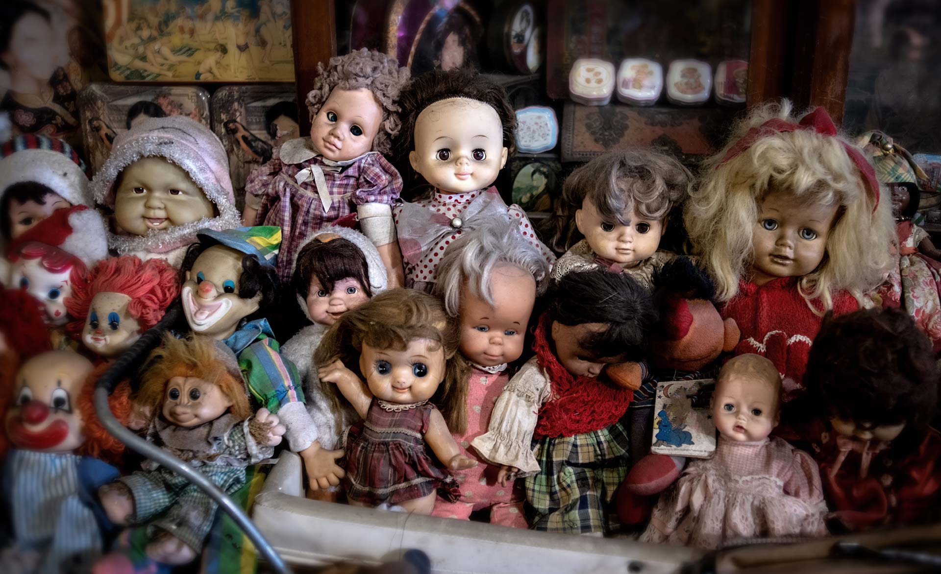Multiples poupées anciennes assises