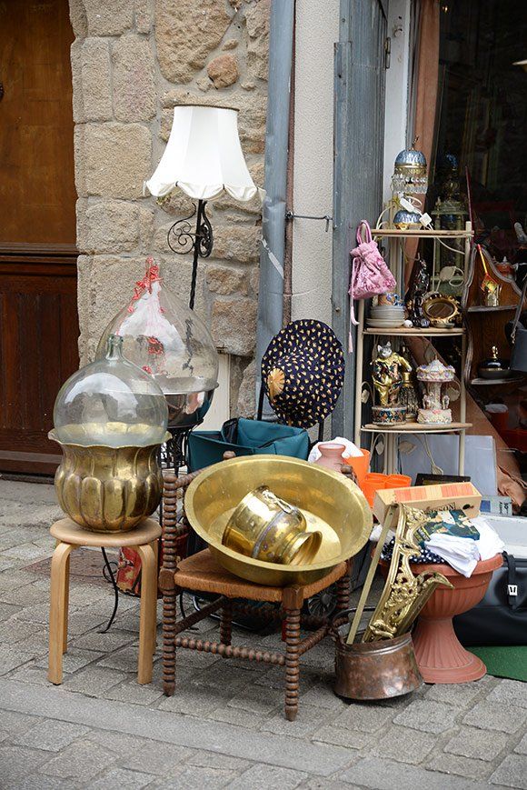 Divers objets anciens entreposés devant la boutique