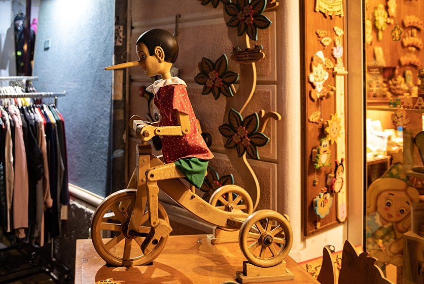 Pinocchio de bois sur son vélo