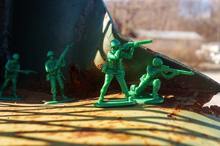Petits soldats de plomb faisant la guerre