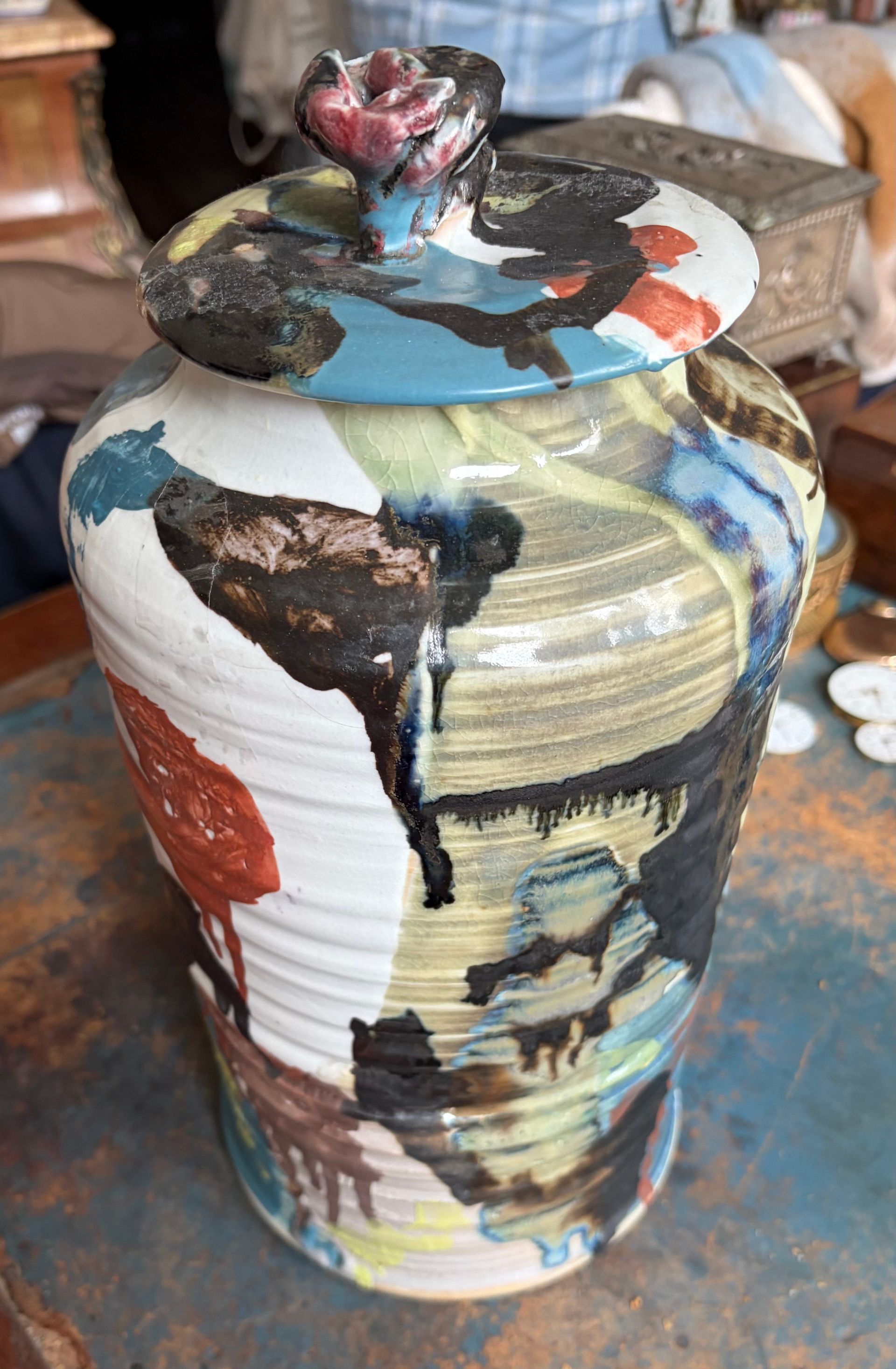 Pot en céramique colorée avec couvercle et décor abstrait à glaçure