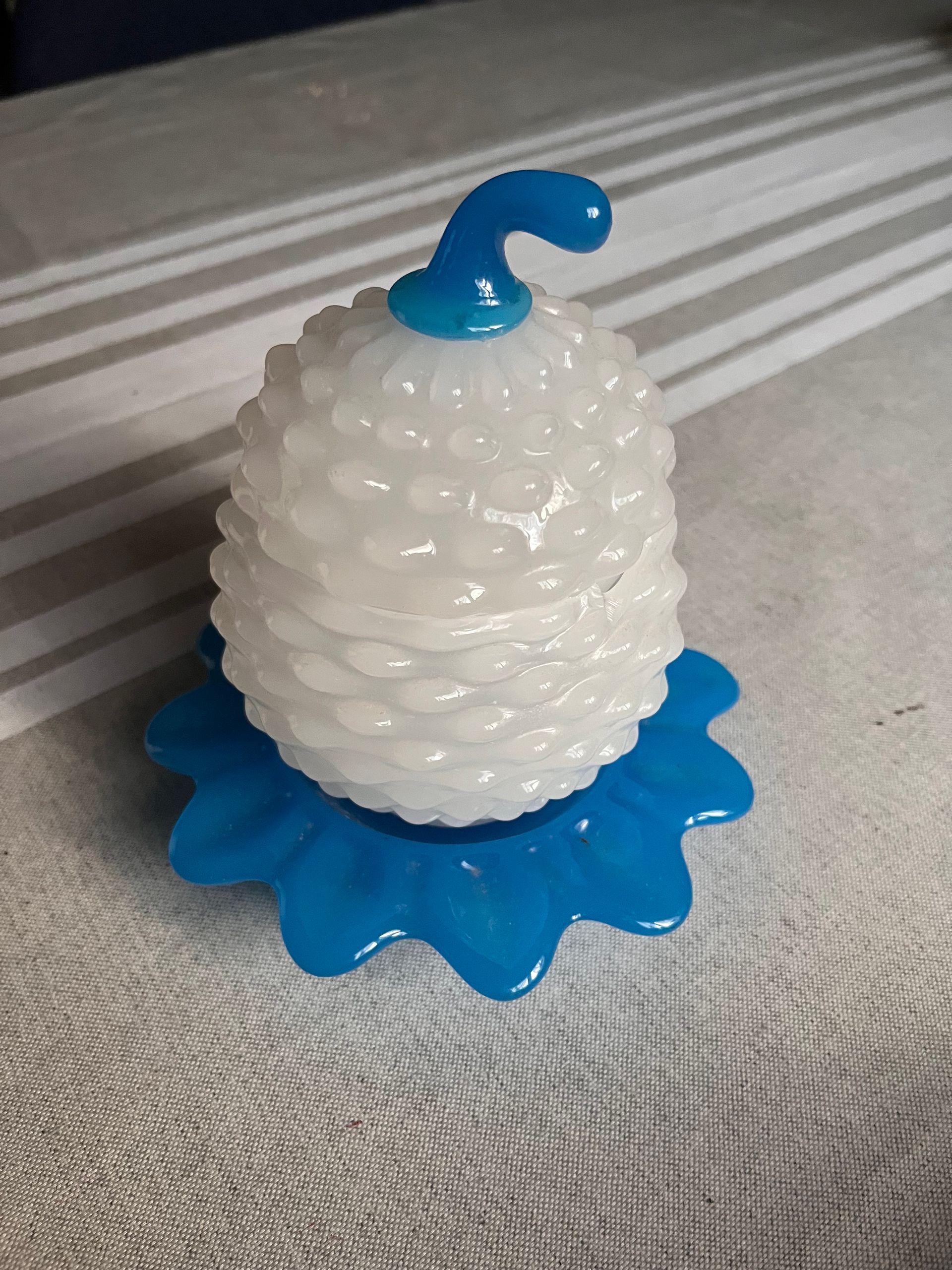 Ananas en verre blanc avec base bleus.