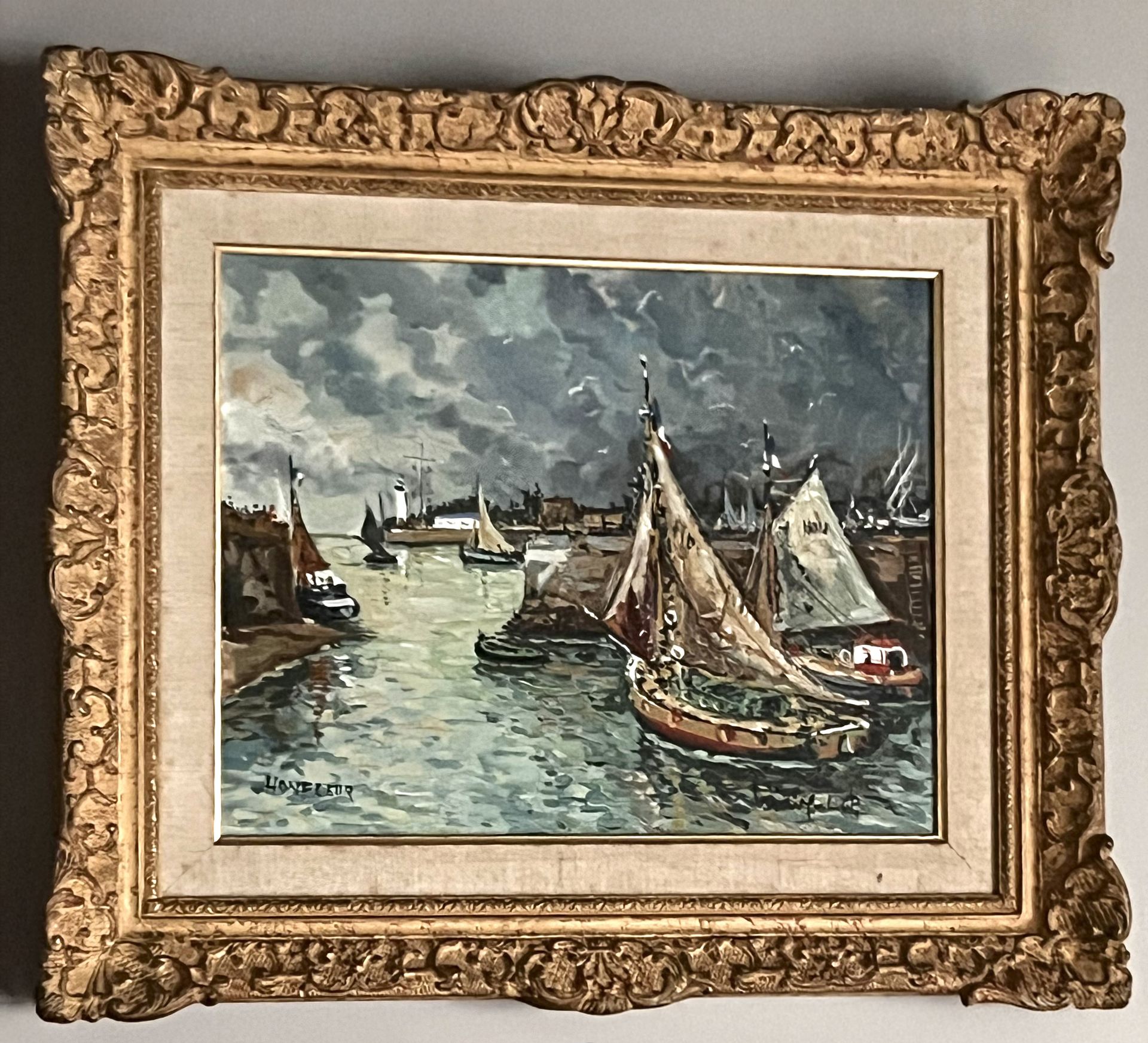 Bateaux dans un port sous un ciel nuageux, peinture à l'huile dans un cadre doré orné.