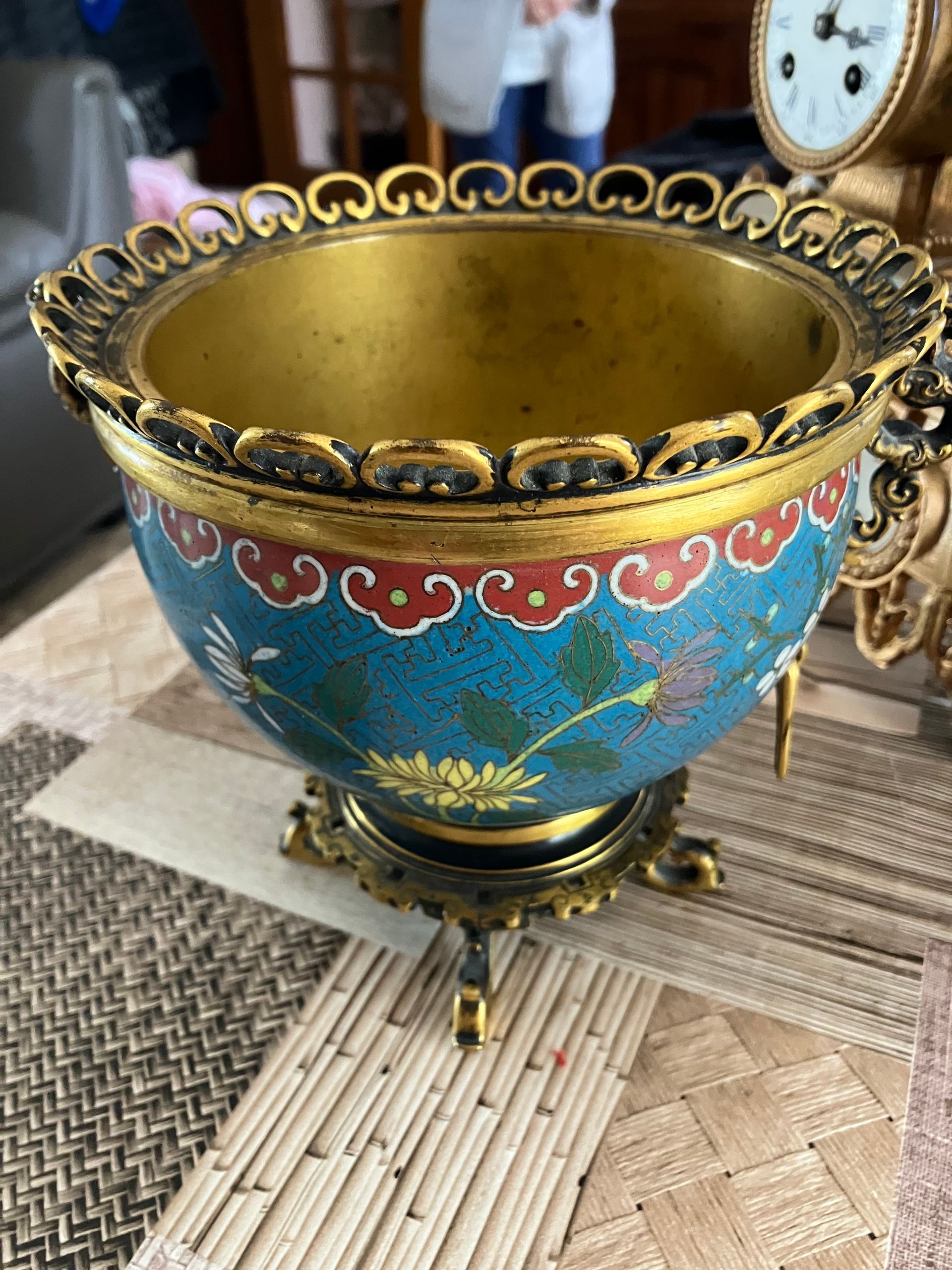 Coupe ornementée avec motifs asiatiques.