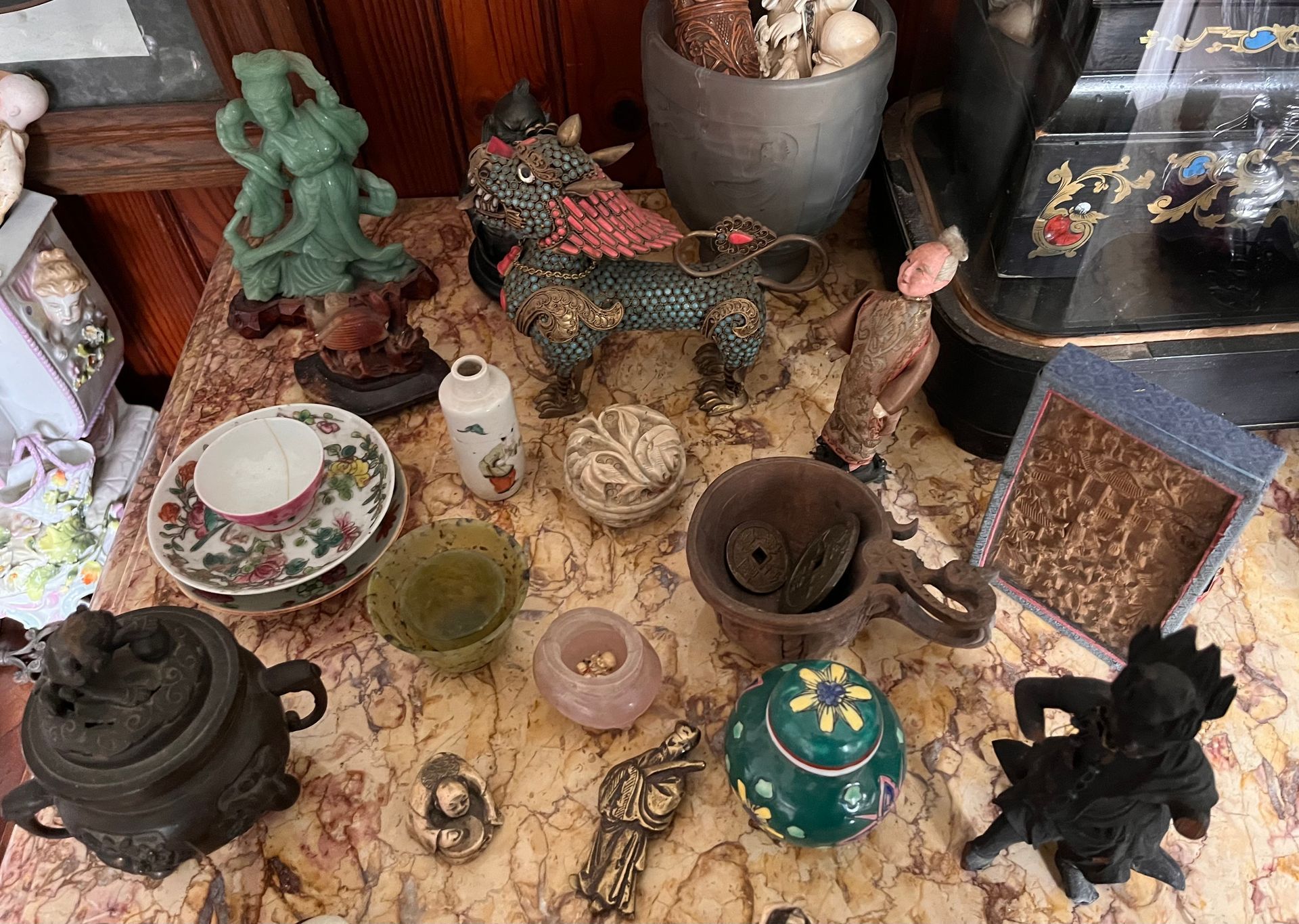 Sélection de différentes poteries et statues anciennes