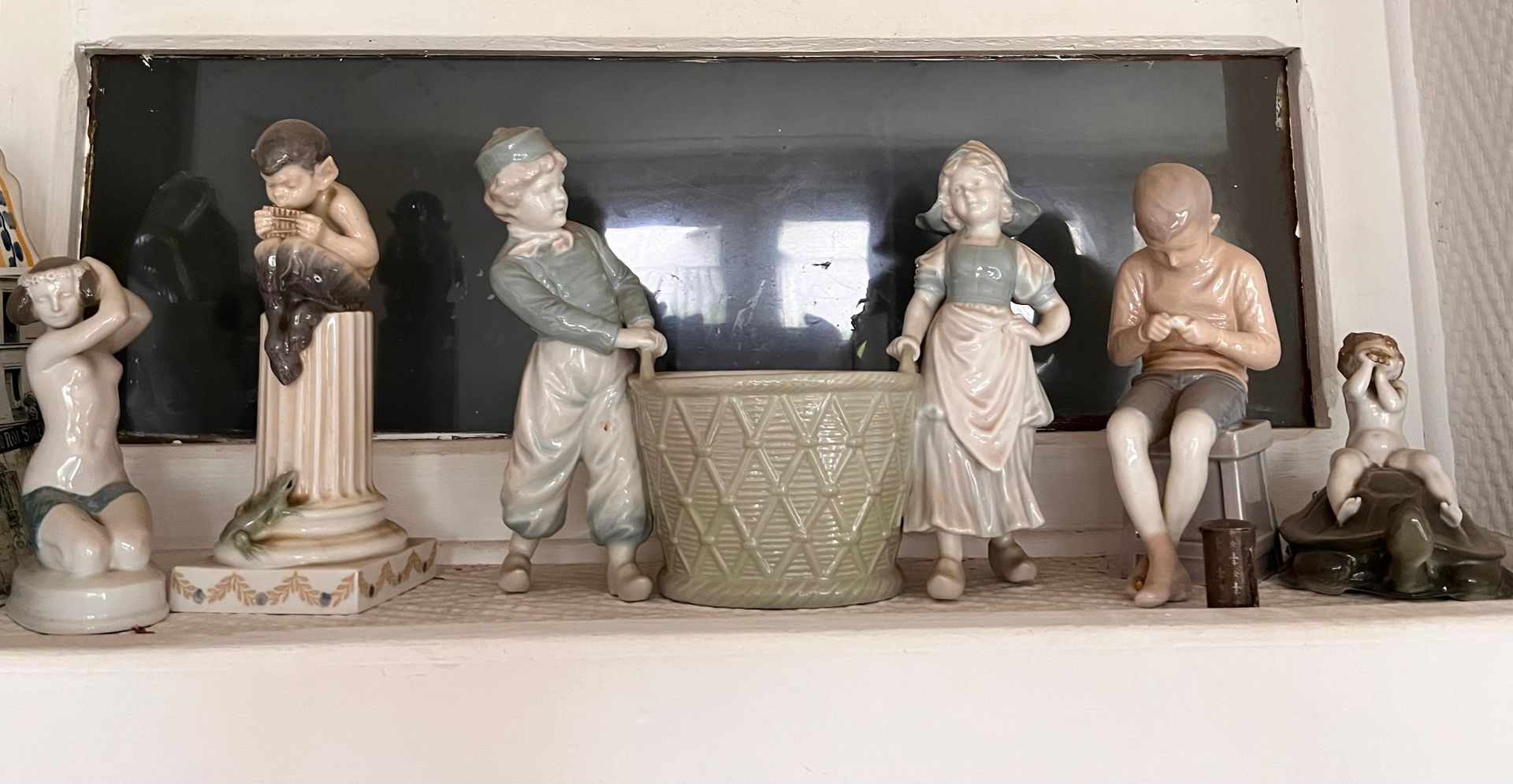 Petit objet représentant deux enfants tenant un grand panier