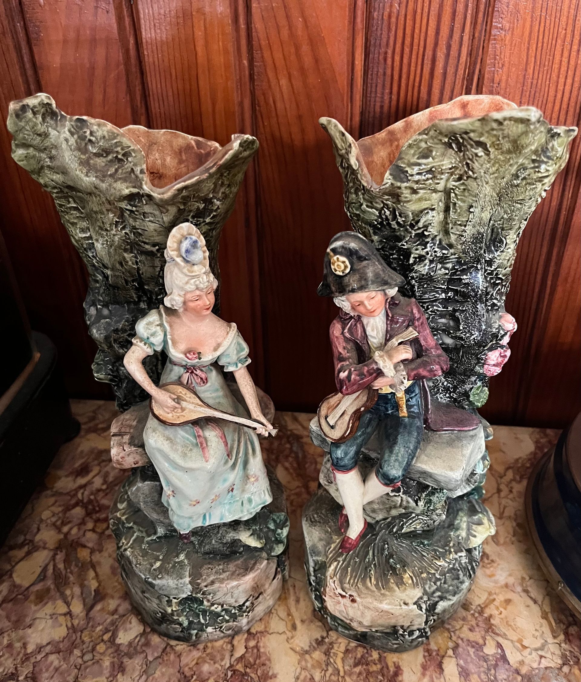 Deux vases avec personnages représentant des paysans