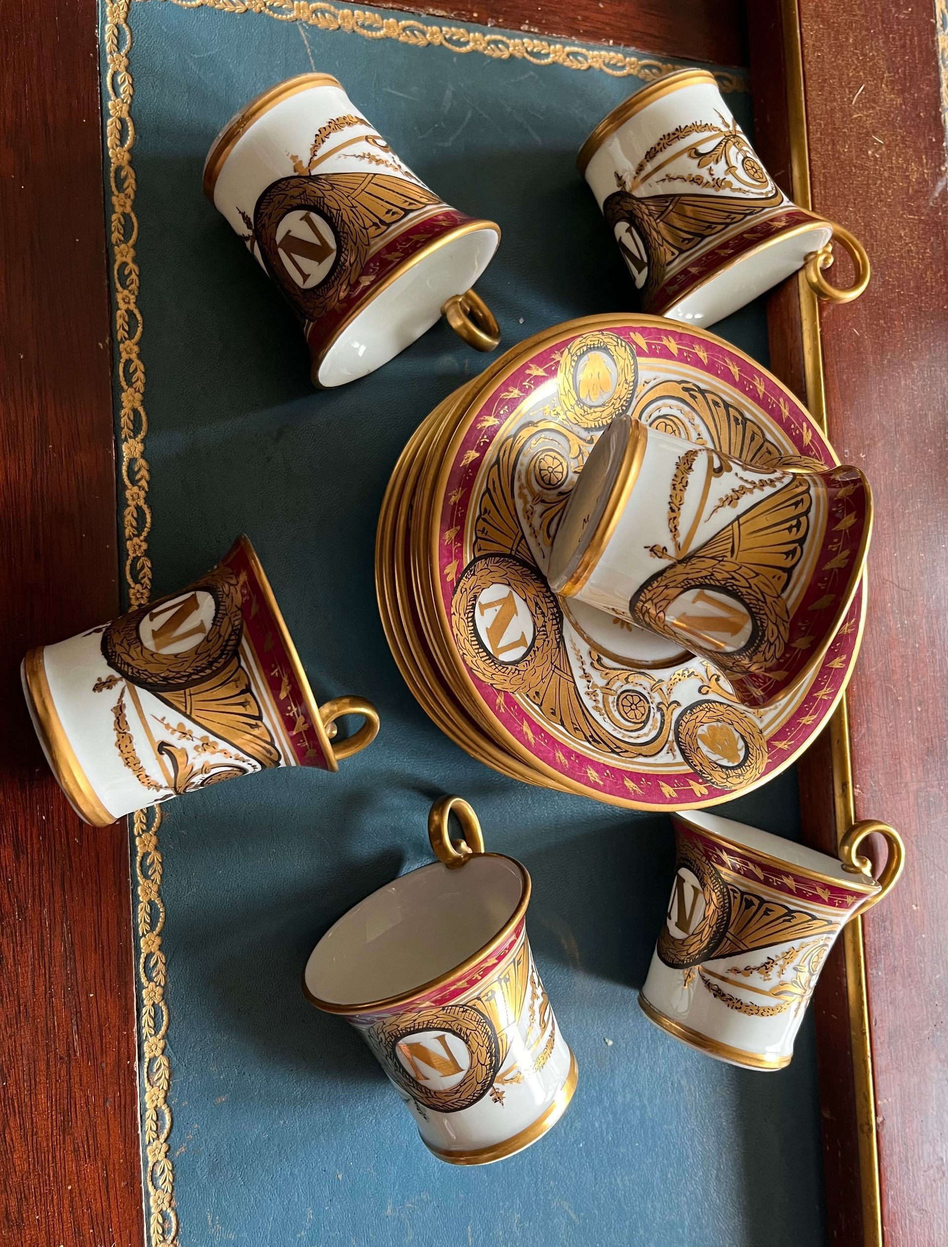 Tasses et assiettes rouge et dorée vues du dessus