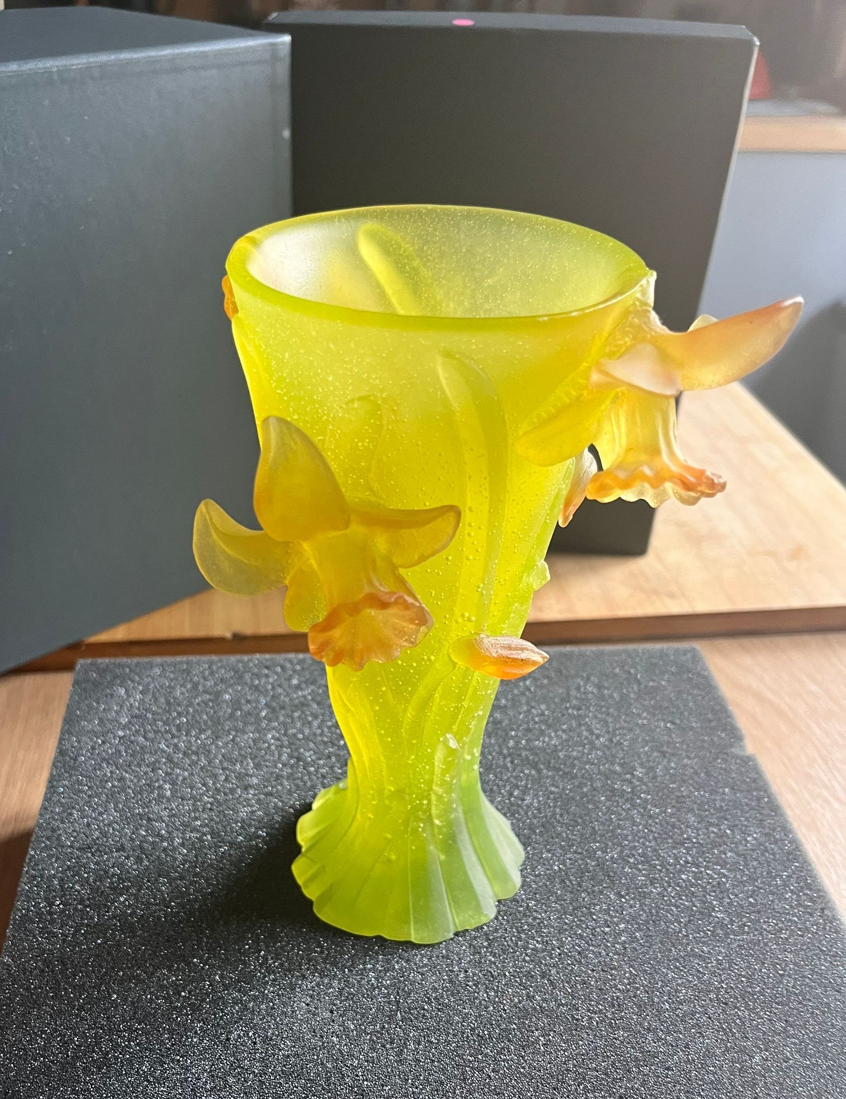 Verre ancien jaune avec des fleurs