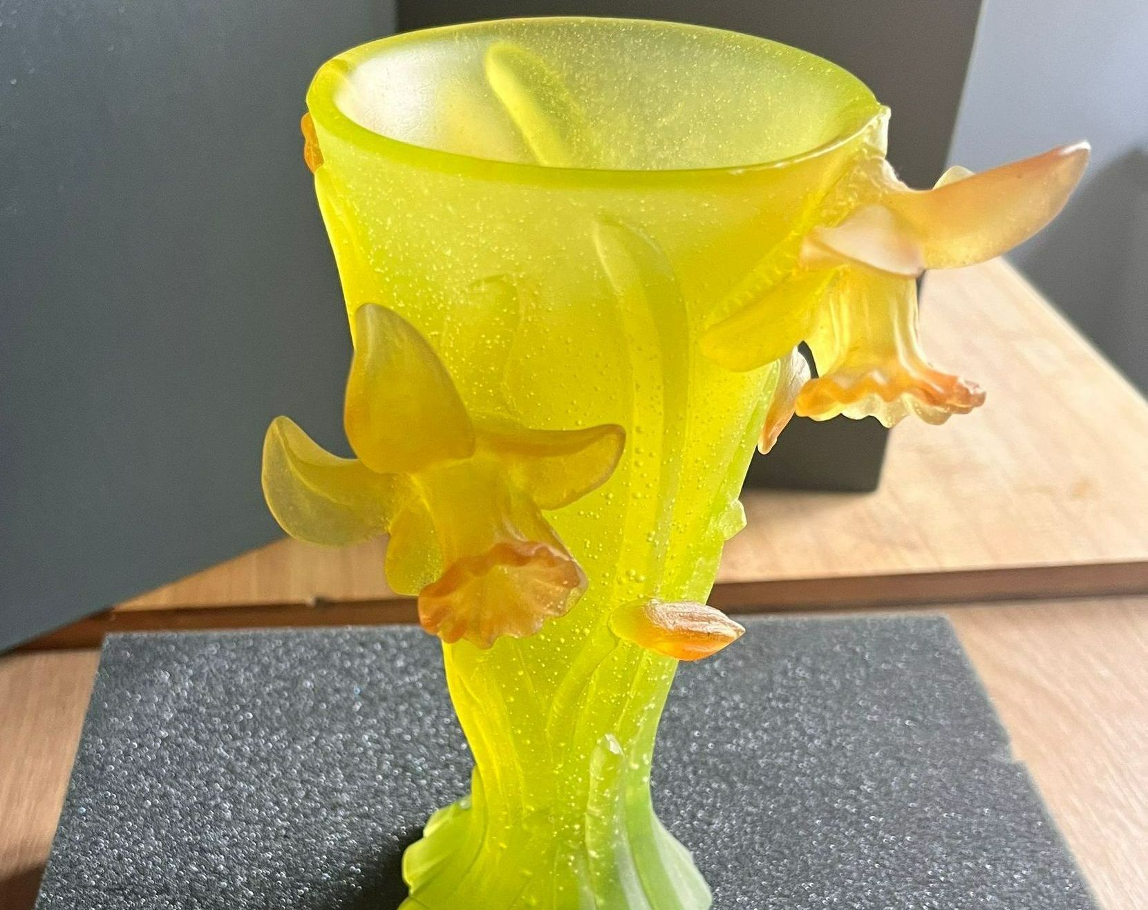 Gros plan sur un verre ancien jaune