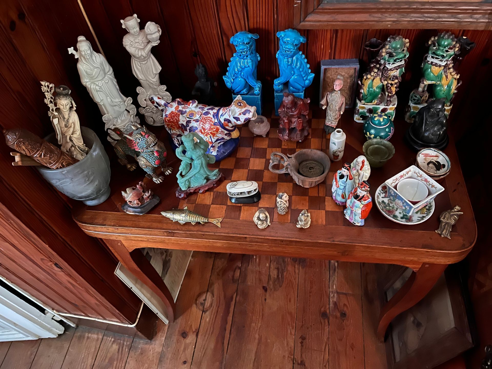 Sélection de petites statues anciennes sur un échiquier