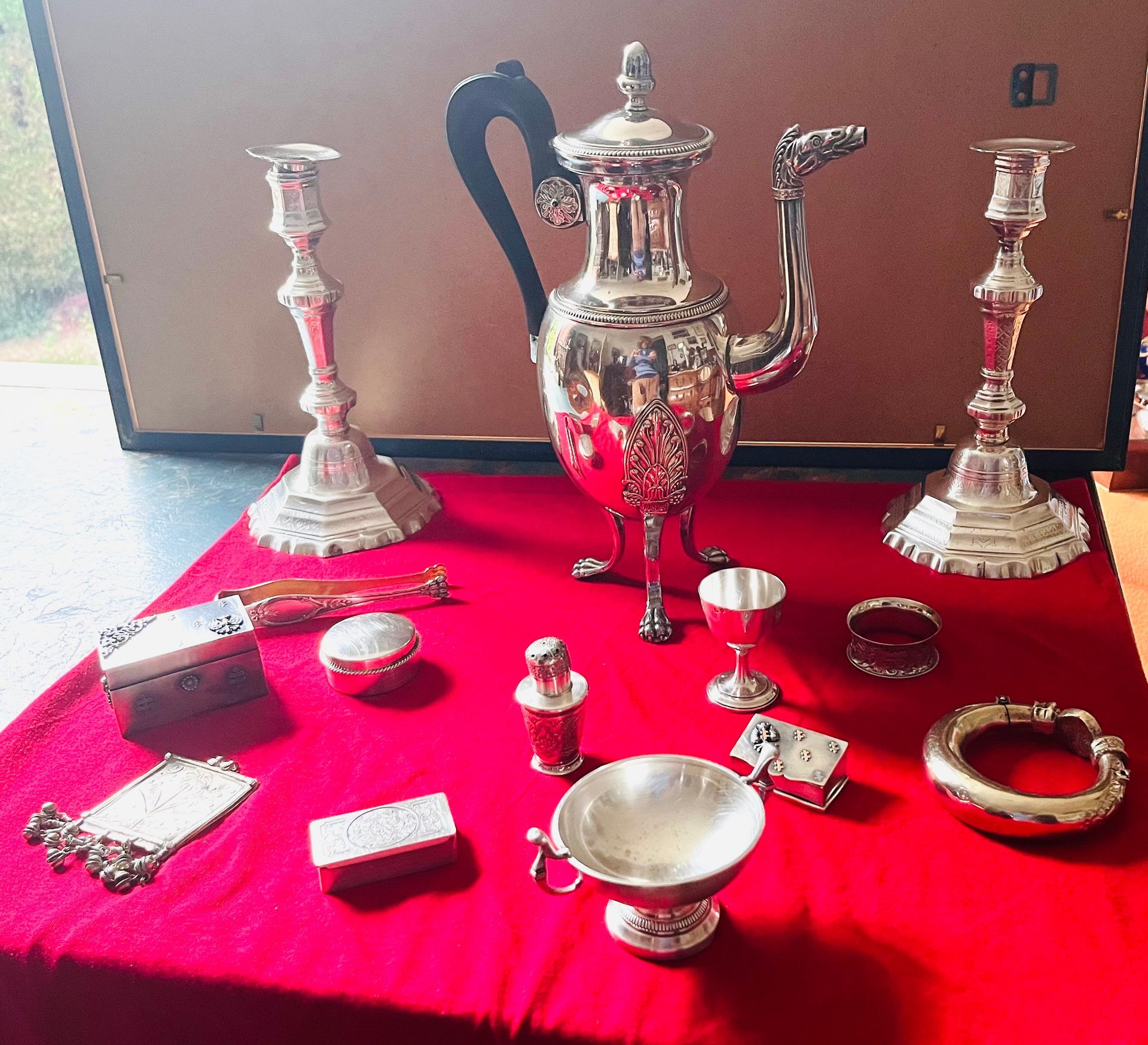 objets anciens sur  table roue