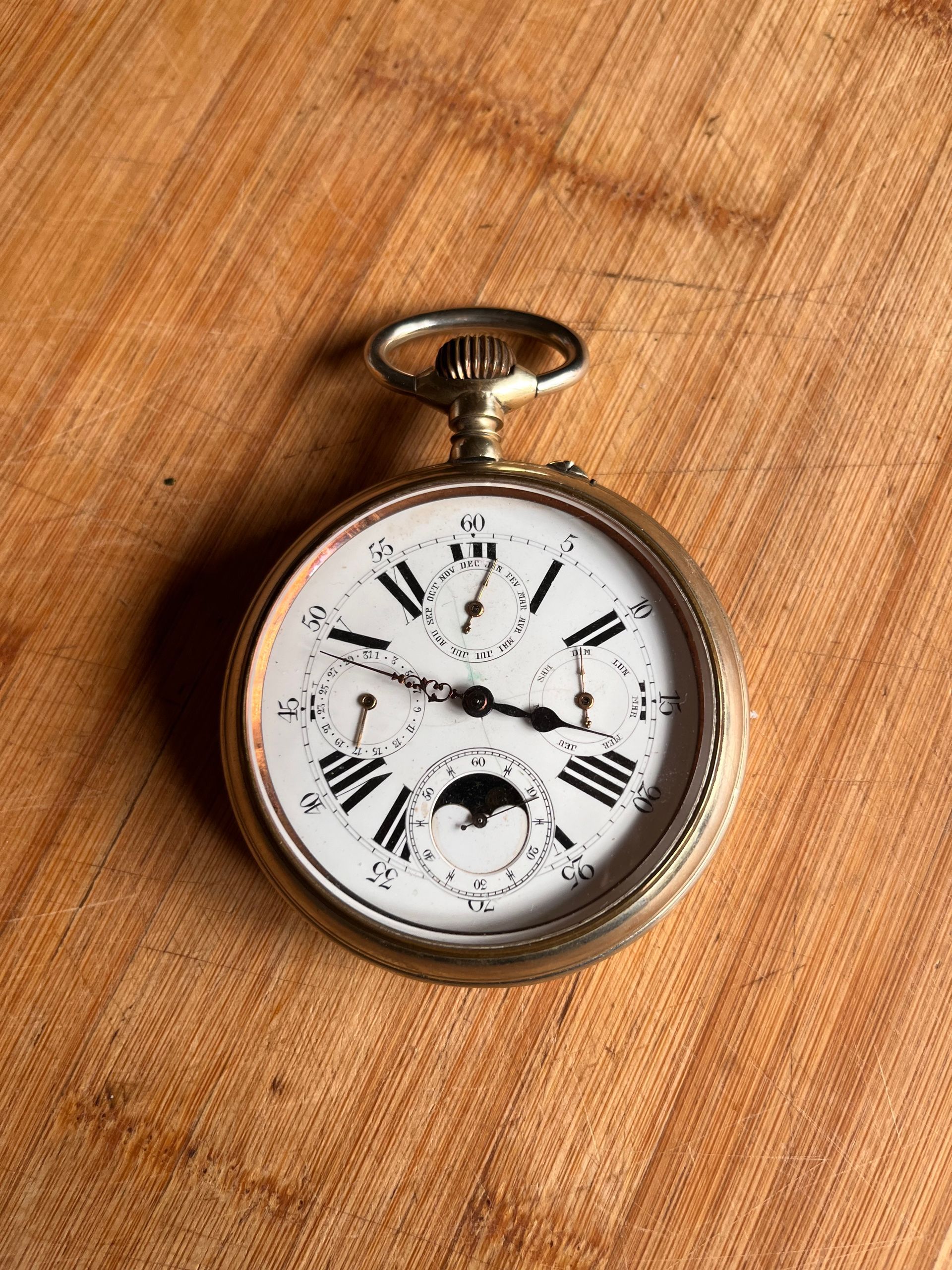 Cadran de montre ancienne en gros plan