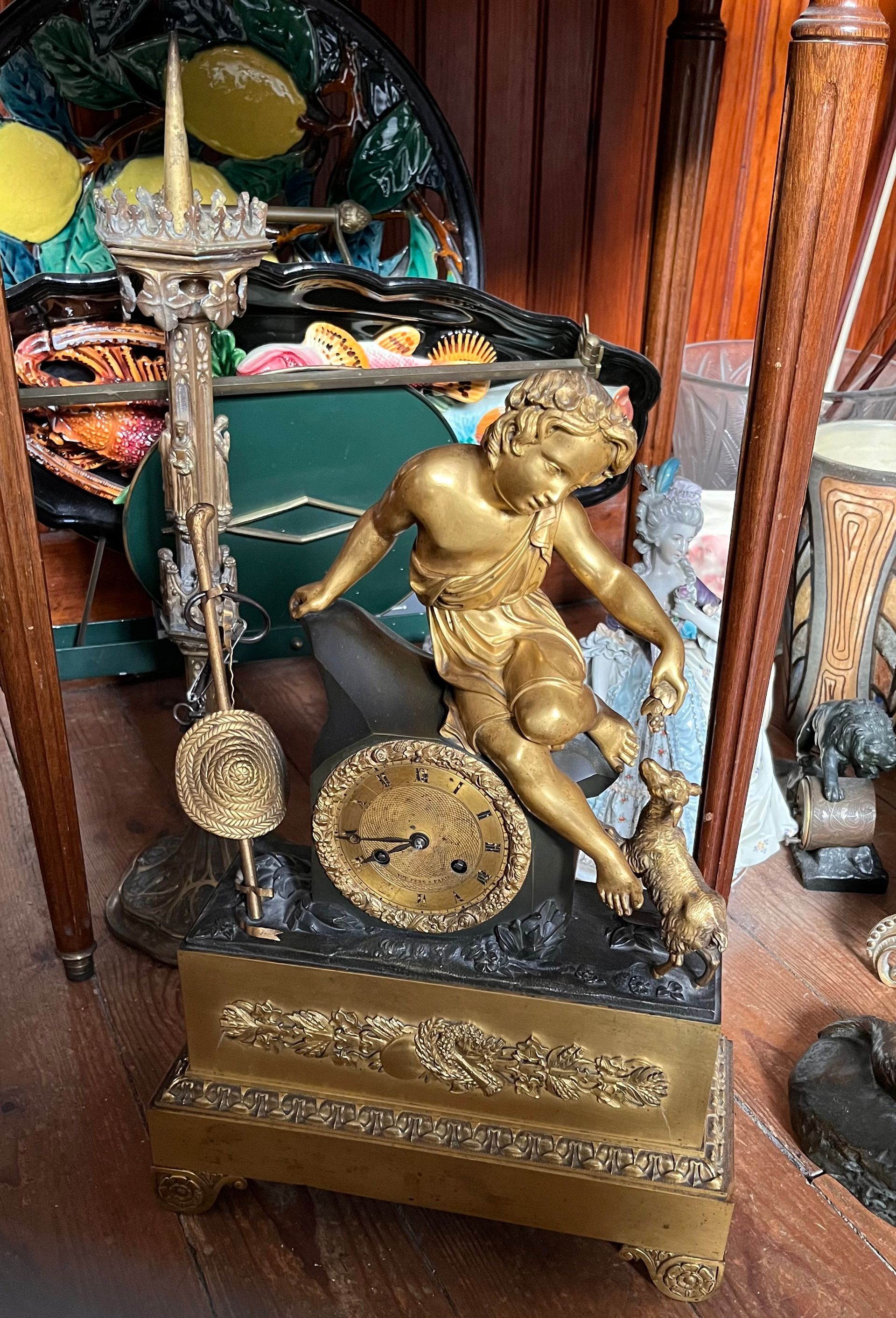 Petite horloge dorée avec statue d'enfant