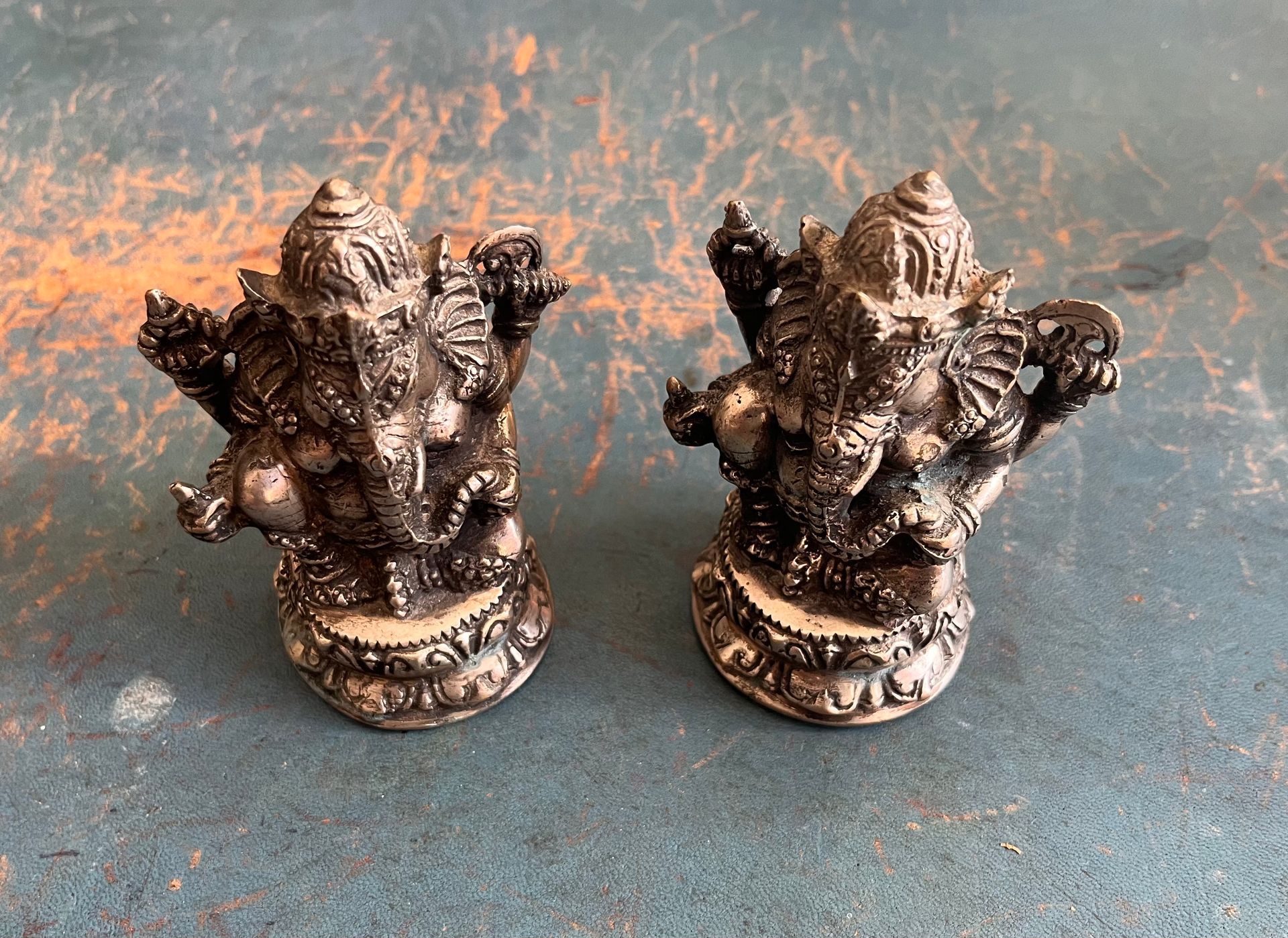 Deux statuettes d'éléphants