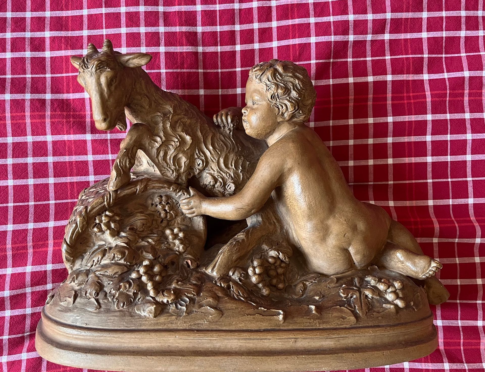 Statue d'un enfant et d'une chèvre