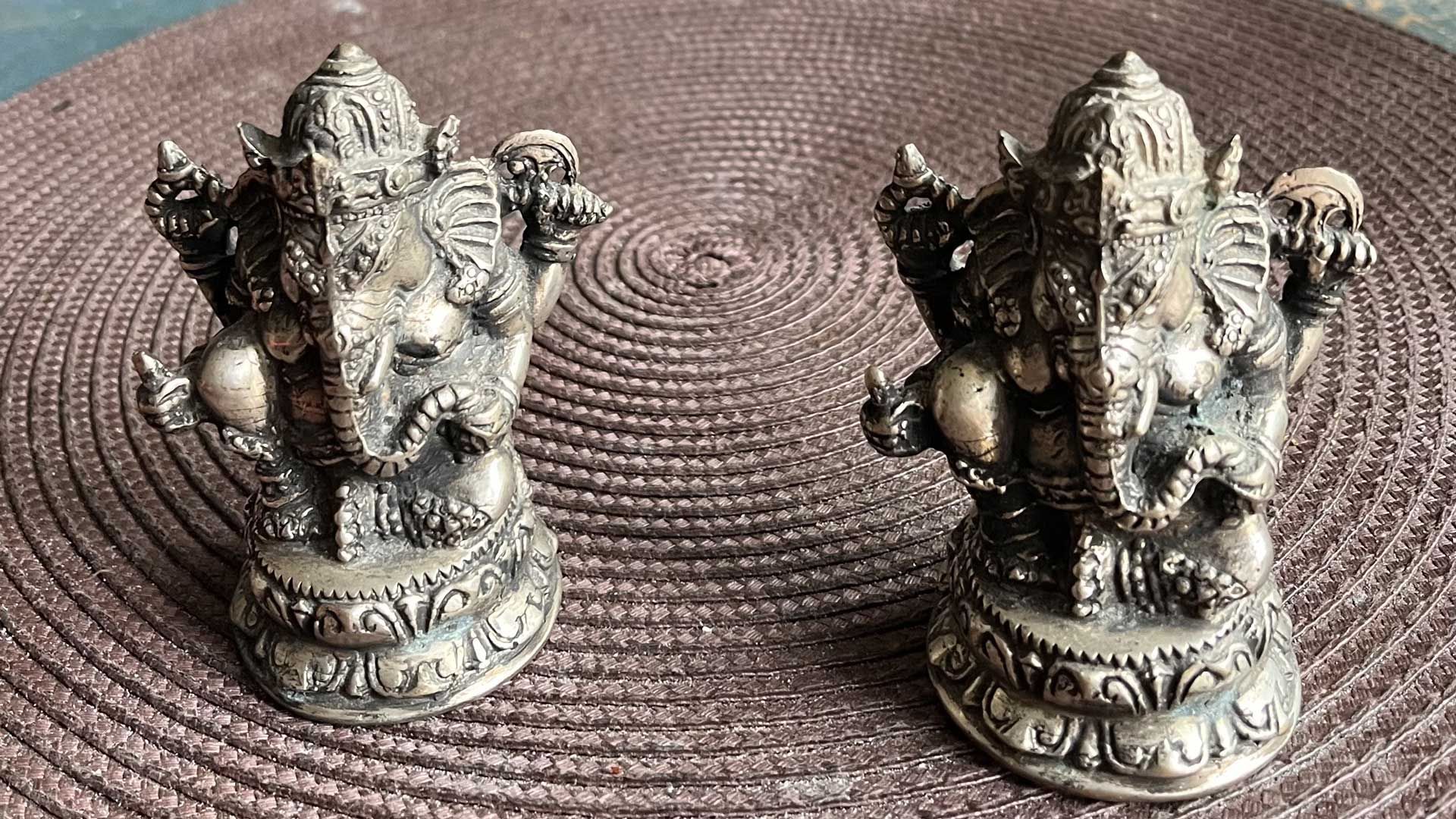 Deux petites statues grises du dieu Ganesh
