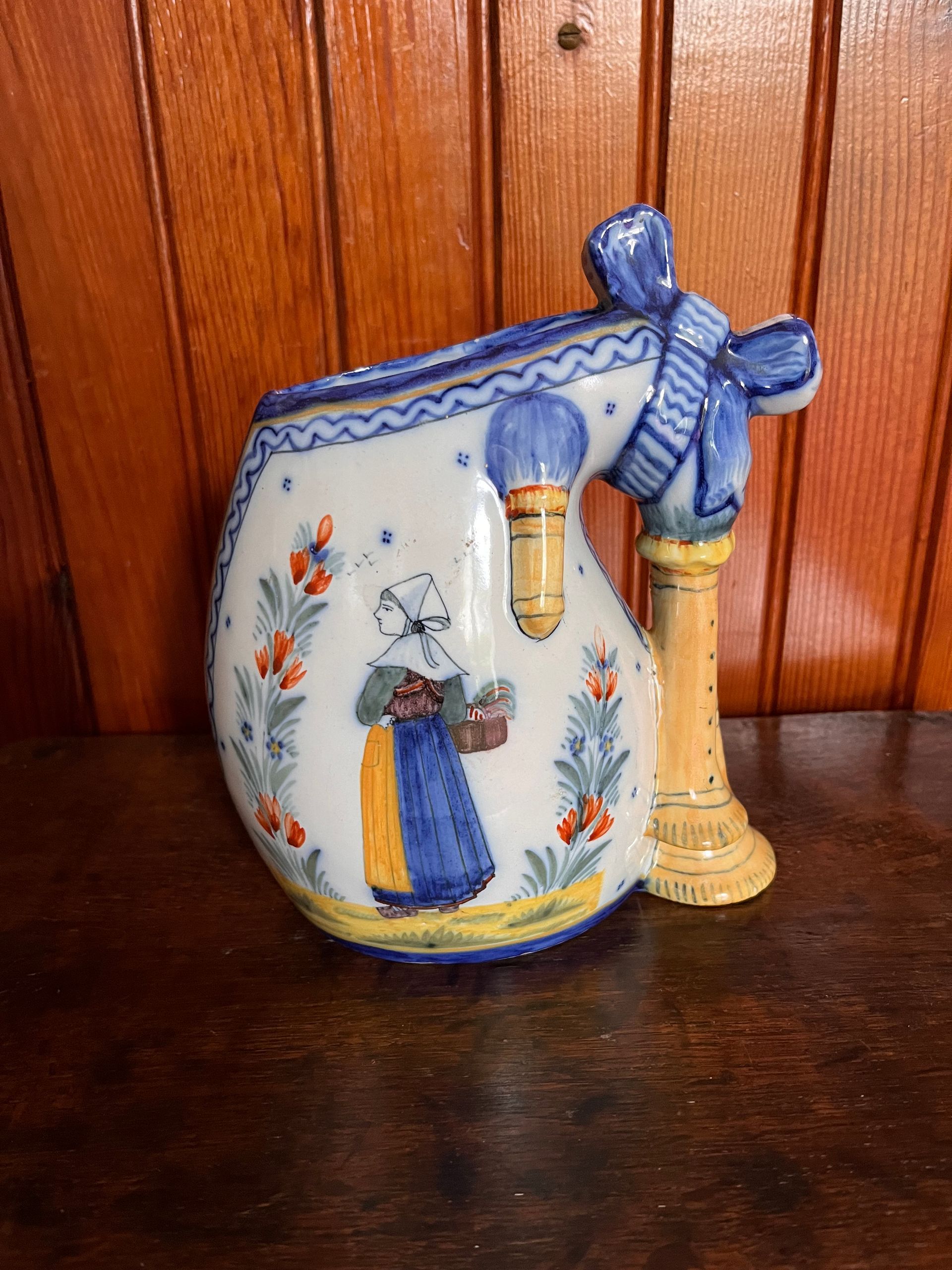 Jarre en porcelaine avec visuel d'une paysanne peinte