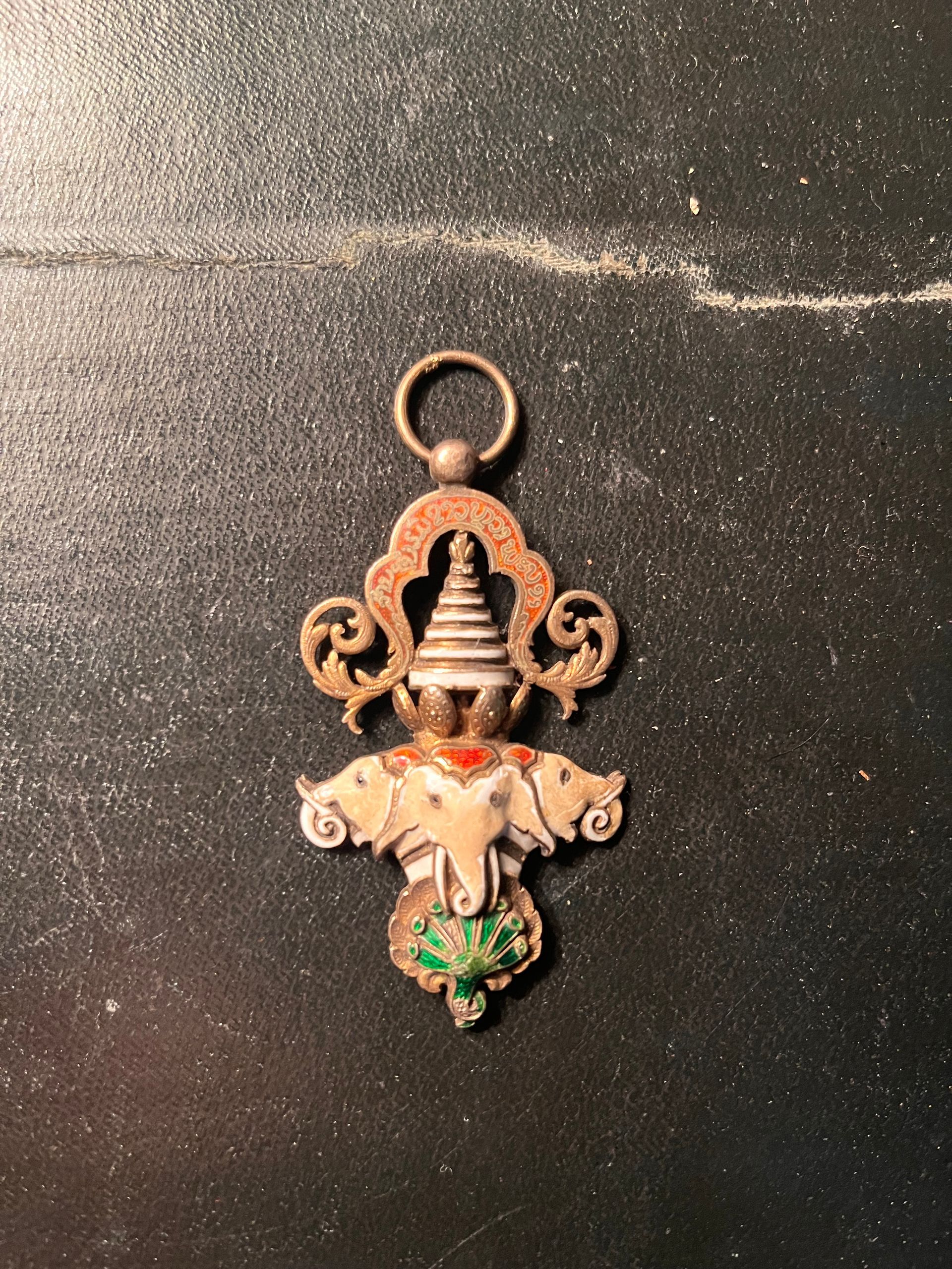 Collier ancien avec 3 éléphants