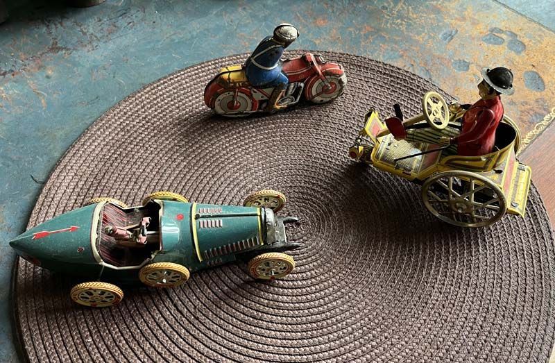 Jouets, voitures et moto anciennes