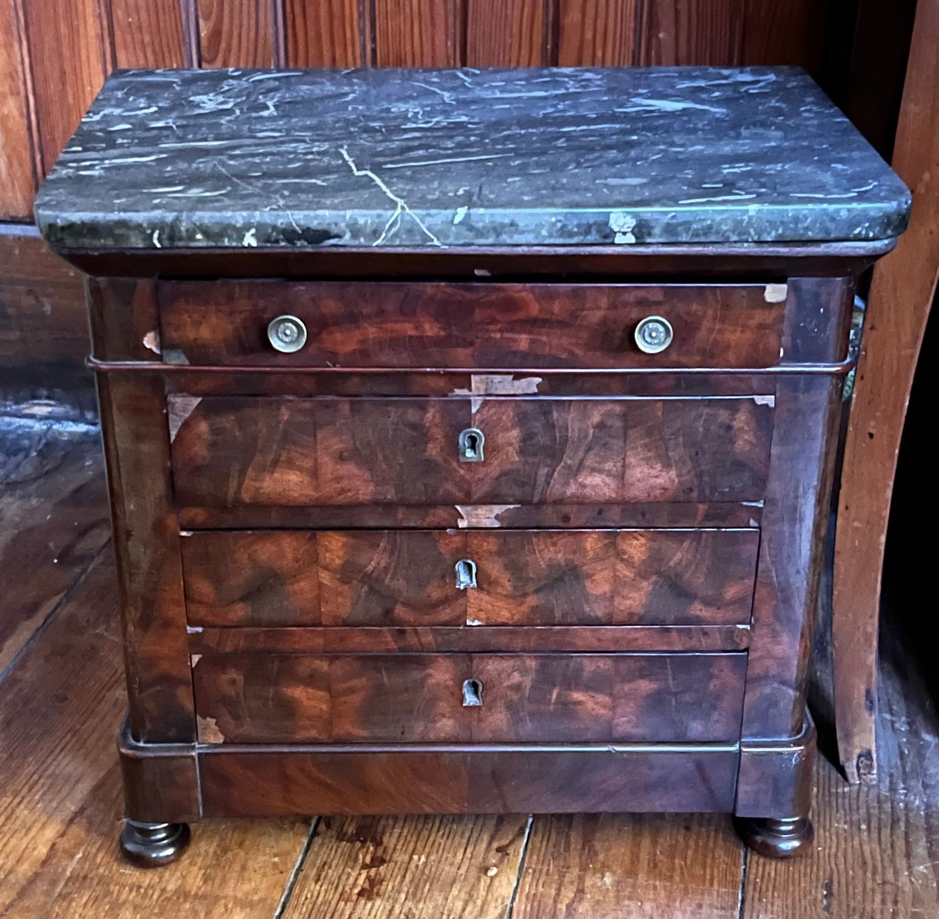 Meuble ancien en bois sombre ave grosses serrures