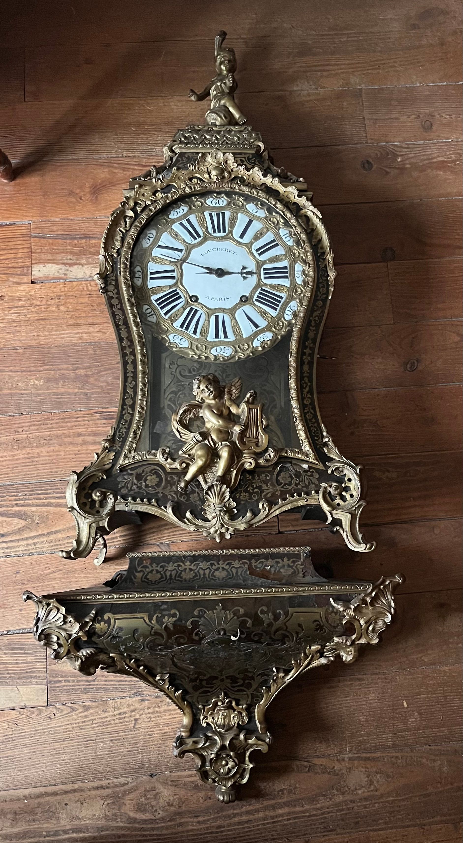 Ancienne horloge avec sculpture d'ange