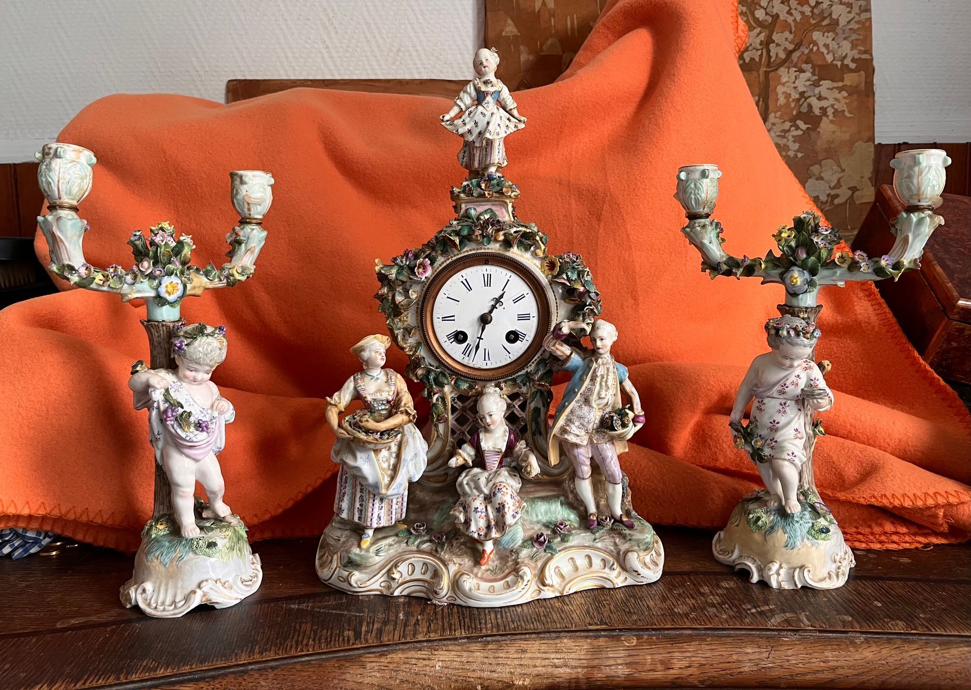 Ancienne horloge avec personnages issus de la Renaissance