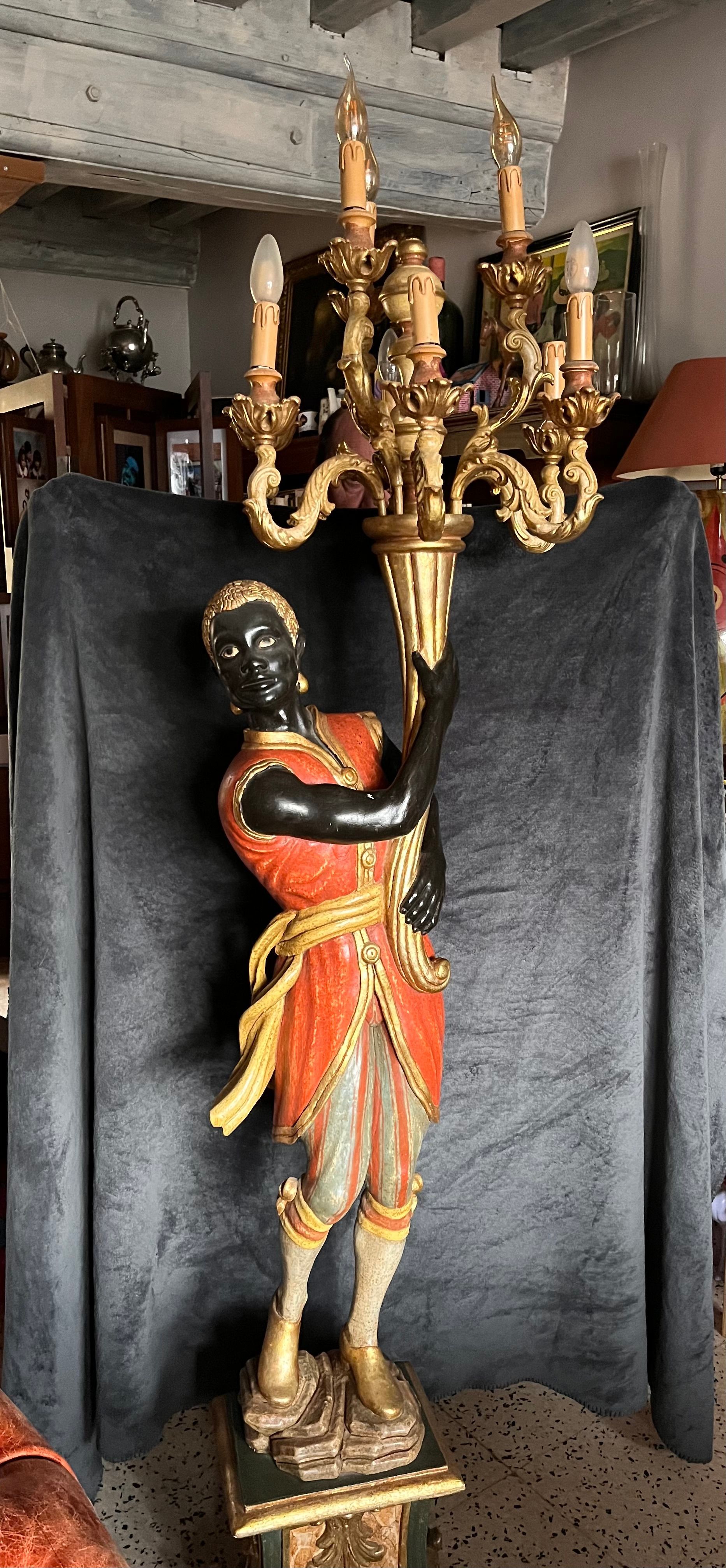 Bougeoir en forme de statue humaine noir.