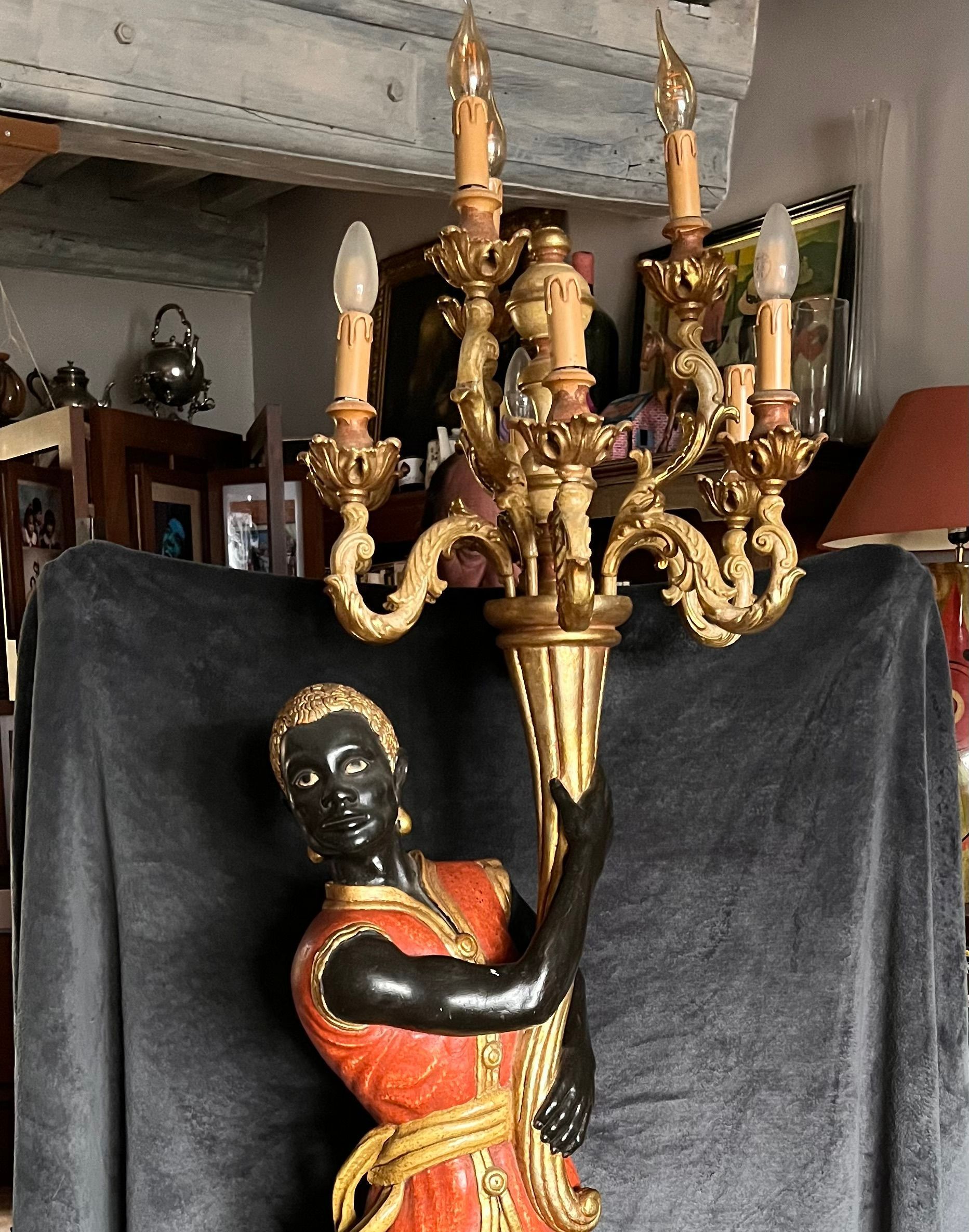 Luminaire avec statue avec tenue rouge