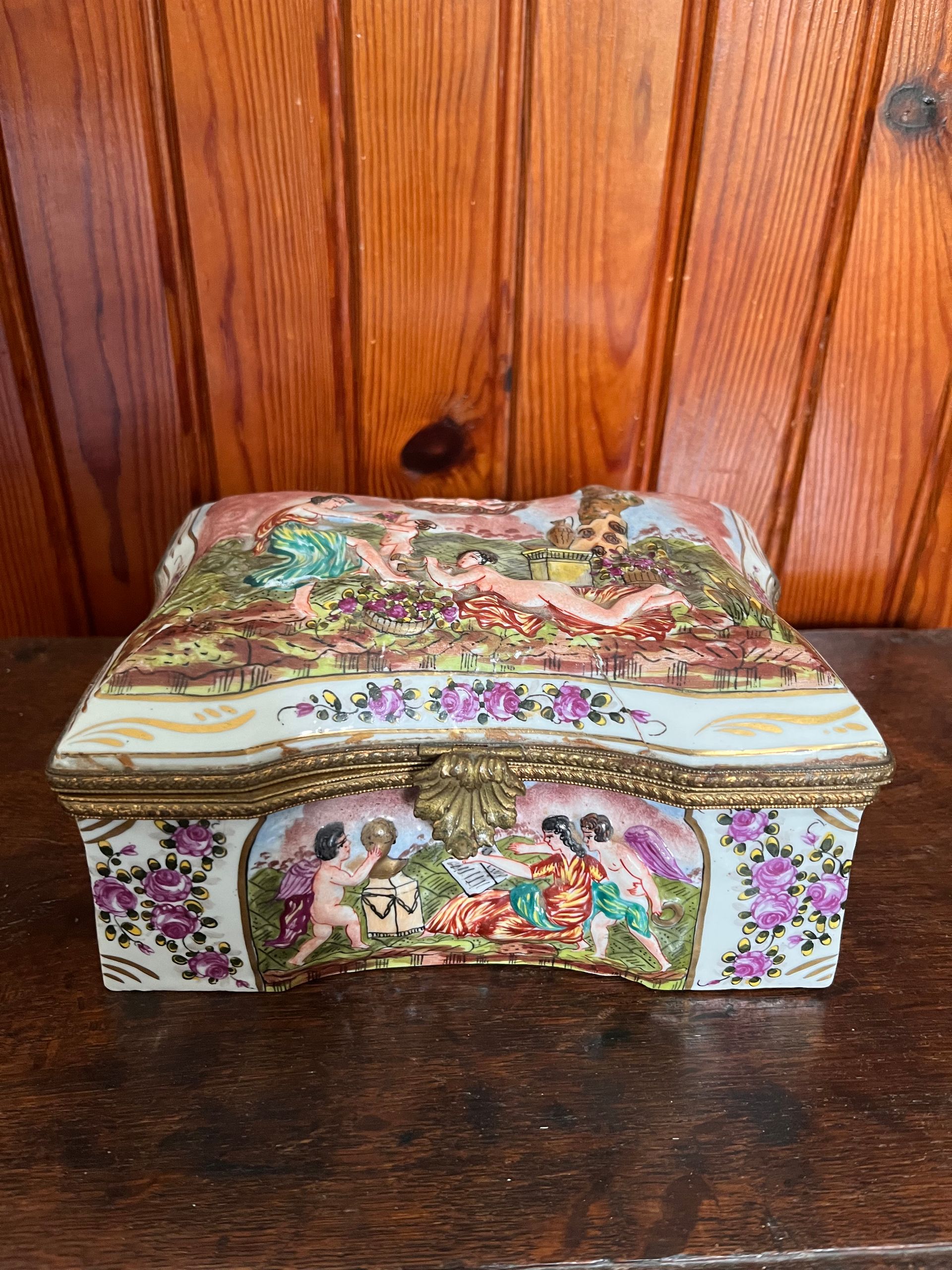 Petite boite en faïences. 