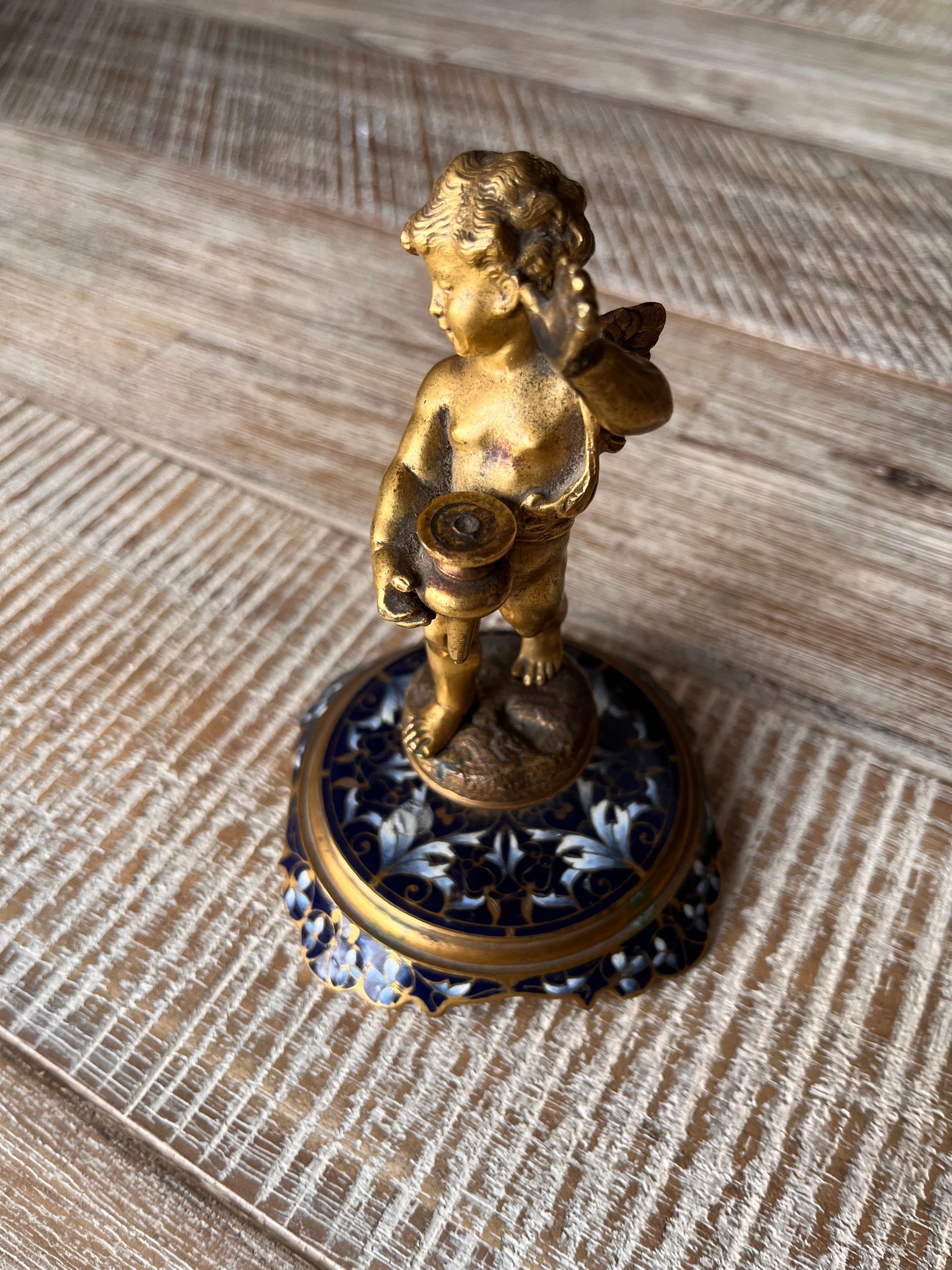 Petit ange en bronze.