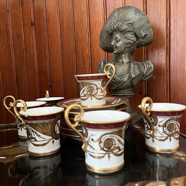 Set de tasses et buste de femme