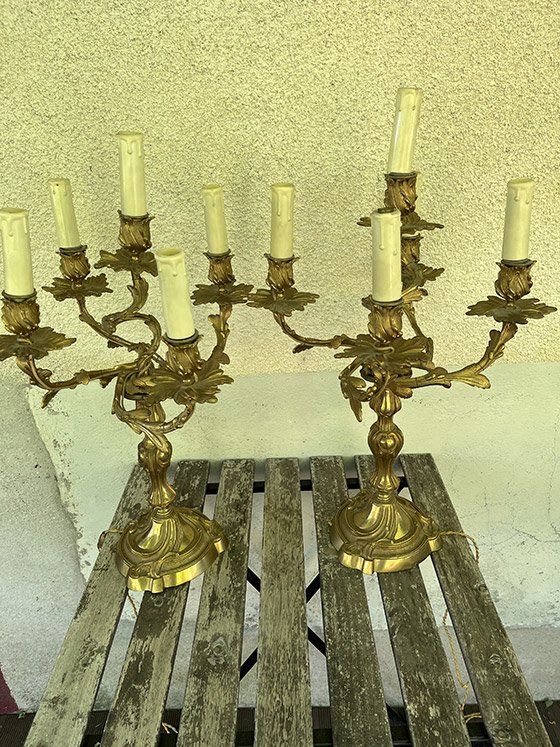 Porte-bougies sur table d'extérieur