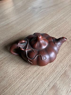 Petite théière en bois