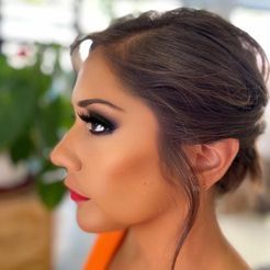 Un primer plano del rostro de una mujer con maquillaje.