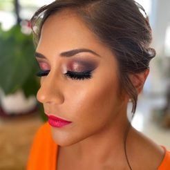 Un primer plano del rostro de una mujer con maquillaje.