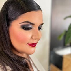 Un primer plano de una mujer con maquillaje y lápiz labial rojo.