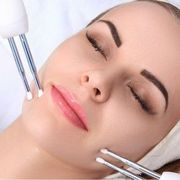 Una mujer está recibiendo un tratamiento facial en un spa.