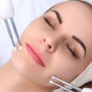 Una mujer está recibiendo un tratamiento facial en un spa.