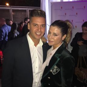 Un hombre y una mujer posan para una foto en una fiesta.