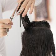 Una mujer se está cortando el pelo en la peluquería.