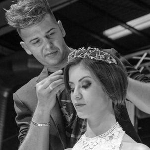 Un hombre está poniendo una tiara en la cabeza de una mujer.